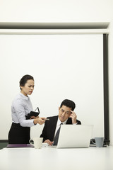 Obraz premium Businessman and businesswoman having discussion in meeting room