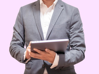 タブレット端末を手に持ったビジネスマン