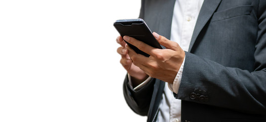 スマートフォンを手に持ったビジネスマン