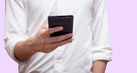 スマートフォンを手に持ったビジネスマン