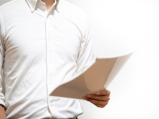 クリアファイルを手に持ったビジネスマン