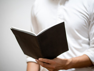 ノートを手に持ったビジネスマン