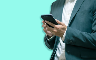 スマートフォンを手に持ったビジネスマン
