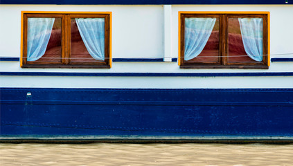 Fenêtres de bateau habité sur le canal du Midi à Homps, France