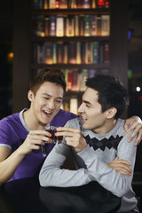 Obraz premium Men toasting drinks