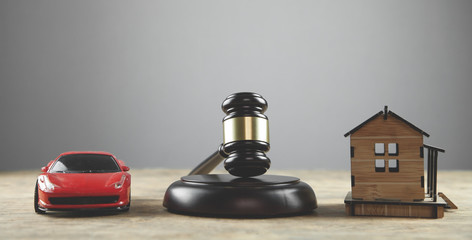 Obraz na płótnie Canvas Judge gavel house and car on the wooden table.
