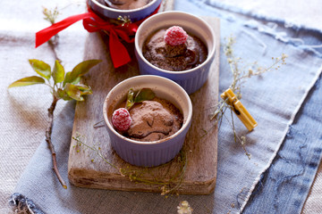 mousse de chocolate em porções com framboesas.