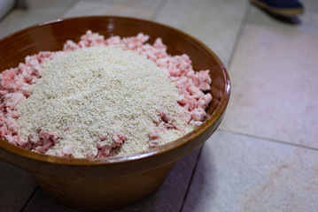 Arroz bomba sobre una cama de manteca de cerdo picada para la elaboración de morcillas tradicionales de arroz de Burgos. Tomada el 20 de febrero de 2020 en Burgos, Castilla y León.