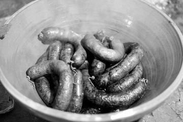 Bañera tradicional de barro llena de morcillas tradicionales de arroz de Burgos recién cocidas,...