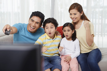 Obraz premium Parents and children watching television