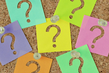 Post it notes with question mark on notice board - Concept of faq and finding information - obrazy, fototapety, plakaty