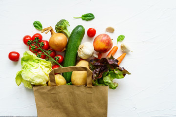Regionales frisches Gemüse in einer wiederverwendbaren Einkaufstasche auf einem weißen...