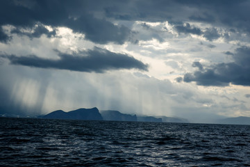 Fototapeta na wymiar 船から見た雨雲