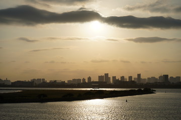 Fototapeta premium 東京湾の夕暮れ 夕焼け 夕景 海辺 