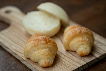 焼きたてのクロワッサンはいかがですか