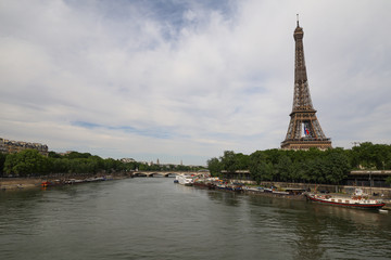Fototapeta na wymiar View of the Eiffel Tower from a bridge in Paris after the end of lockdown