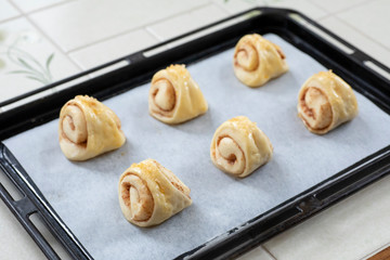 自宅でパン作り　シナモンロール　フィンランド式の成型　オーブンで焼く前の生地