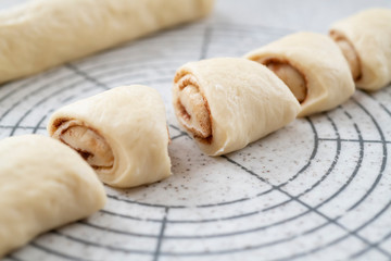 自宅でパン作り　シナモンロール　フィンランド式の成型をする様子