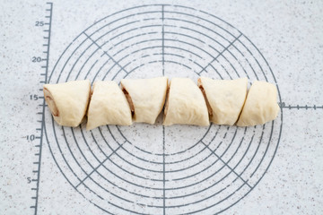 自宅でパン作り　シナモンロール　フィンランド式の成型をする様子