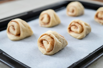 自宅でパン作り　シナモンロール　フィンランド式の成型をする様子