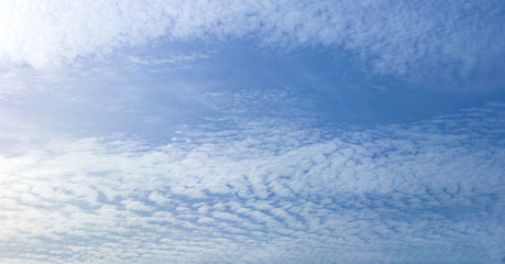 Blauer Himmel bedeckt mit Schäfchenwolken