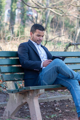 joven emprendedor trabajando en sus nuevo proyectos en la ciudad de lyon francia