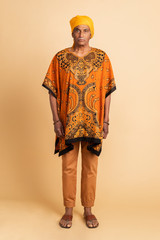 Obraz premium Mixed Indian senior man wearing a yellow turban and a dashiki