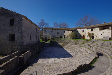 Obraz premium Widok na teatr na stanowisku archeologicznym Altilia znajdującym się w Sepino, Molise, Włochy.