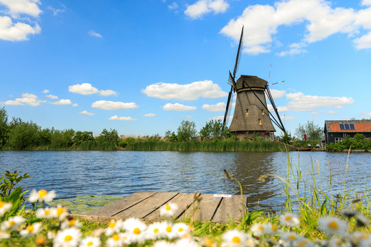 Old windmill on dutch landscape, Kinderdijk is a village in the municipality of Molenlanden, in the province of South Holland, Netherlands © tselykh