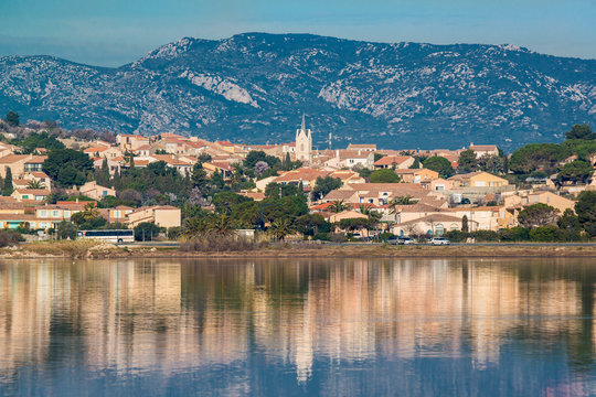 Etang de Leucate, vue sur le village et le clocher
