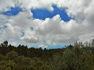 nubes en la monta&ntilde;a 