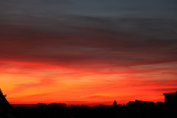 Himmel rot Abend Dorfsilhouette
