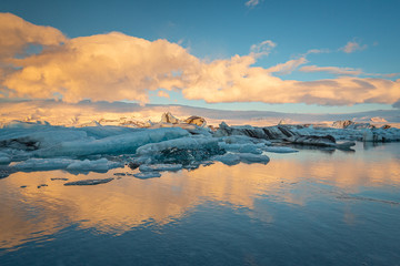 Obraz premium Beautiful sunrise at Jokulsarlon glacier lagoon, Iceland