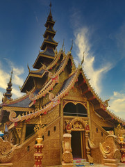 Fototapeta na wymiar Magnificent golden buddhist temple in northern Thailand. 