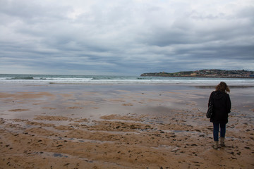 persona paseando por la playa del norte de españa