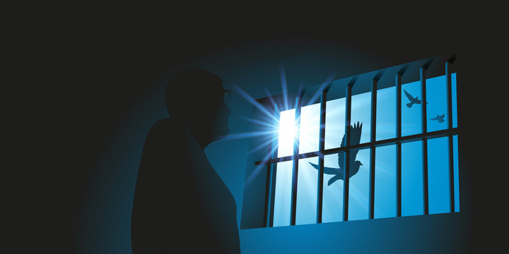 Concept de la prison et de la privation de liberté avec un prisonnier qui regarde un vol d’oiseau derrière des barreaux de la fenêtre de sa cellule.