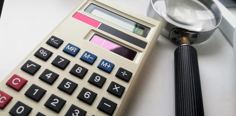 Detalle de calculadora solar y Lupa, economia finanzas