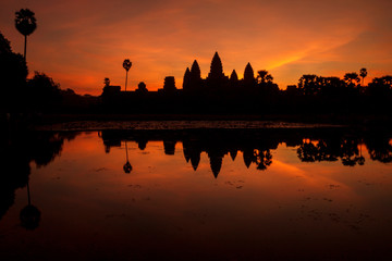 Obraz premium Sunrise over Angkor Wat temple in Cambodia