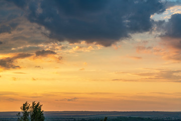 Fototapeta na wymiar Beautiful sunset over the countryside.