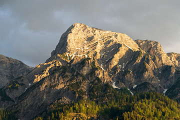 Totes Gebirge am Almsee in Oberösterreich bei Sonnenuntergang