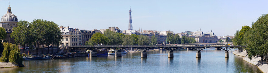 Fototapeta na wymiar Panoramic view of Paris with Pont des Arts and the Eiffel tower.