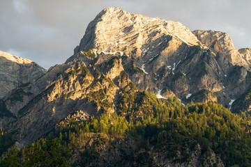 Fototapeta na wymiar Totes Gebirge am Almsee in Oberösterreich bei Sonnenuntergang