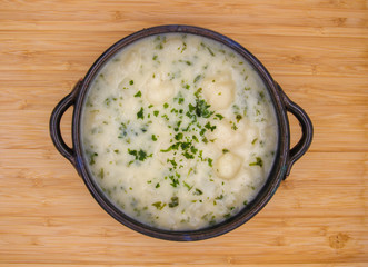 Gesundes vegetarisches Essen: Rahmblumenkohl in Suppenschale mit Petersilie (von oben)