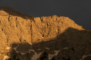 Totes Gebirge am Almsee in Oberösterreich bei Sonnenuntergang