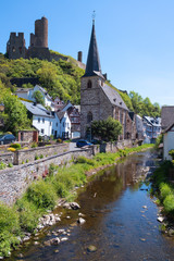 Blick auf die historischen Fachwerkhäuser und die Kirche in Monreal/Deutschland in der Eifel