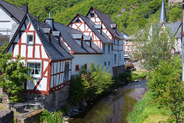 Fototapeta na wymiar Blick auf die historischen Fachwerkhäuser in Monreal/Deutschland in der Eifel