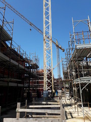 Lavori in corso nel cantiere edile in primavera - ripresa delle attività