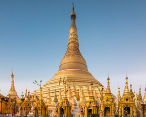Fototapeta premium Golden stupa of the Shwedagon Pagoda