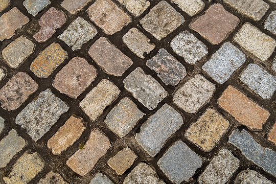 Diagonal verlegtes Kopfsteinpflaser als Hintergrund