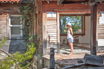 Fototapeta na wymiar A girl stands in an abandoned hotel